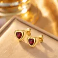 Luxuriöse vergoldete Herzohrringe mit roten Zirkoniasteinen in der Detailansicht - Ohrstecker mit rotem Strass-Herz (G345) / Gold/Rot