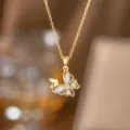 Detailansicht einer eleganten goldenen Schmetterlingskette mit Kristallbesatz - Weißer Zirkonia Schmetterling Halskette (9459)