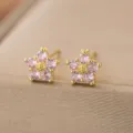 Detailansicht eleganter rosa Blumen-Zirkon-Ohrstecker mit einer luxuriösen Goldfassung. - Rosa Zirkonia Blumenstil (7060)