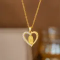 Detaillierte Nahaufnahme der Herz-Halskette in Gold mit Marienfigur und Zirkonsteinen. - Herzförmige Göttin (8425)