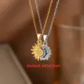 Detailansicht der Sonnen- und Mond-Halskette mit gelben und blauen Steinen - Magnetische Sonne und Mond (8088) / Gold und Silber
