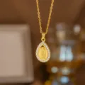 Detaillierte Makroansicht einer goldenen Tropfen-Halskette mit Zirkonia-Steinen - Wassertropfen Göttin (8426)
