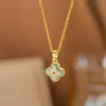 Detailaufnahme einer goldenen Halskette mit Kleeblatt-Anhänger und bösem Blick-Muster. - Kleeblatt Auge (8409)