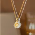 Detailansicht der Sonnen- und Mond-Halskette für Paare mit funkelnden Zirkonia - Sonne und Mond Gesicht (8387) / Gold und Silber