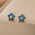 Nahaufnahme von eleganten Goldsteckern mit tiefblauen Zirkonia in Blumenform. - Blauer Zirkonia Blumenstil (7054)