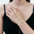 Detailansicht eines eleganten vergoldeten Fingerrad-Armbandes aus Titanstahl an einem Model - Flache Panzerkette Handkette (Gold)