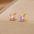 Detailansicht eleganter rosa Zirkonia-Ohrstecker in goldener sechseckiger Fassung - Rosa Zirkonia Solitär Stil (7061)
