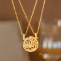 Detailaufnahme der ineinandergreifenden Gold-Sonnen- und Mond-Paarketten mit Steinen - Strass Sonne und Mond (8389) / Gold