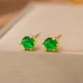 Detailansicht der eleganten grünen Zirkonia-Ohrstecker mit goldener Sechskantfassung. - Grüner Zirkonia Solitär Stil (7052) / Ohrstecker / Gold