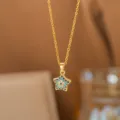 Detaillierte Nahaufnahme eines goldenen Sternanhängers mit blauen und weißen Schmucksteinen. - Stern Auge (8411)
