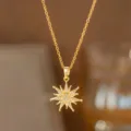Detailansicht einer vergoldeten Sonnenanhänger-Halskette mit funkelnden Zirkonia-Steinen - Sonne mit Vollbesatz (8391) / Gold