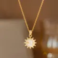 Detailaufnahme einer goldenen Halskette mit Sonnen- und Mondanhänger und Zirkonia - Weiße Muschel Sonne Mond Sterne (8394) / Gold