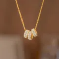 Detailansicht von drei vergoldeten Perlen mit funkelnden Zirkoniasteinen in Mikropavé - Drei Transfer-Perlen (8379) / Gold