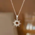 Nahaufnahme einer silbernen Sonnenanhänger-Halskette mit detaillierter Strahlenstruktur. - Hohle Sonne (8395) / Silber