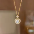 Detaillierte Nahaufnahme des glitzernden herzförmigen Zirkonia-Anhängers an einer Goldkette - Rauten Herz (8380) / Gold