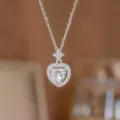Nahaufnahme einer Halskette mit herzförmigem Zirkonia-Anhänger und feiner Kristallverzierung - Rauten Herz (8381) / Silber