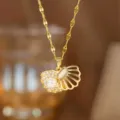Exquisite Details der goldenen Muschelhalskette mit Zirkonia und zentraler Perle - Hohle Perlen-Muschel-Halskette (8086) / Gold
