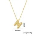 Detailaufnahme der vergoldeten Halskette mit M-Anhänger und Mikro-Pavé-Zirkonia-Besatz. - Anhänger Ohne Kette (Stil M) / Gold