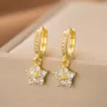 Detailansicht der goldene Blumenohrringe mit funkelnden Zirkoniasteinen besetzt - Klarer Zirkonia Blumenstil (7062)