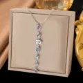 Elegante silberfarbene Kupferkette mit lebhaften mehrfarbigen Zirkon-Anhängern - Farbiger Strass Langer Streifen (9404-2)