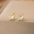 Makroaufnahme von luxuriösen goldfarbenen Blumen-Ohrsteckern mit klaren Zirkonsteinen - Klarer Zirkonia Solitär Stil (7064)