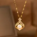 Nahaufnahme eines Perlenanhängers mit Zirkon-Besatz an einer eleganten goldenen Halskette. - Künstliche Perle Beutel Halskette (9213) / Gold