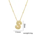 Nahaufnahme der 20 mm Höhe und des 6 g Gewichts des goldenen S-Zirkonia-Anhängers - Anhänger Ohne Kette (Stil S) / Gold