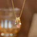 Exquisites Detail einer Goldhalskette mit rosa Blume, Perle und funkelnden Zirkonia-Anhängern - Perlen-Rosa Blumen-Halskette (9318) / Gold