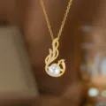 Detailansicht eines vergoldeten Schwan-Anhängers mit Zirkonia und einer weißen Perle - Perlen-Phönix-Schweif-Halskette (9330) / Gold
