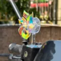 Girandola olografica per manubrio moto, ornamento per bici con LED eolico colorato. - Multicolore
