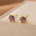 Detailansicht der lila Zirkonia-Ohrstecker mit goldener hexagonaler Krallenfassung - Lila Zirkonia Solitär Stil (7058)