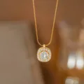 Nahaufnahme einer eleganten vergoldeten Halskette mit funkelndem Zirkonia-Halo-Anhänger - Abgerundetes Quadrat (8385) / Gold