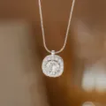 Nahaufnahme eines eleganten runden Zirkonia-Anhängers mit funkelnder Pavé-Fassung - Abgerundetes Quadrat (8386)