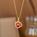 Elegante goldfarbene Halskette mit einem funkelnden roten Pfotenabdruck-Anhänger - Rote Zirkonia Katzenpfote (8398)