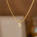 Elegante goldene Tulpen-Halskette aus Titanstahl mit funkelnden weißen Zirkonia-Steinen - Weiße Tulpe Halskette / Gold