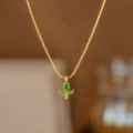 Detailaufnahme der goldenen Titanstahlkette mit grünem Zirkonia-Blumenanhänger - Grüne Tulpe Halskette / Gold