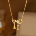 Detailansicht einer goldenen Vintage-Halskette mit geometrischen Quadrat-Anhängern. - Hohle Doppelraute (8349) / Gold