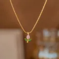 Elegante Titanstahl-Halskette mit rosa Rosenknospe und grünem Blatt-Zirkonia-Anhänger - Rosa Tulpe Halskette / Gold