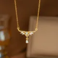 Elegante vergoldete Vintage-Halskette mit funkelnden Markise- und Birnenkristallen - Herzflügel (8355) / Gold