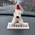 Tarjeta de estacionamiento temporal de coche lindo perro de peluche adorno salpicadero - Westie con sombrero de payaso y placa de piano