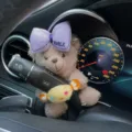 Lindo oso de peluche coche volante limpiaparabrisas decoración muñeca interior adorno accesorio. - Oso Pardo con Lazo de Letra Púrpura y Caramelo
