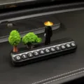 Placa de número de estacionamiento temporal de coche con espadachín y árbol, base negra. - Pino y Ciprés + Guardabosques con Espada + Placa de Estacionamiento Negra