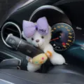Lindo oso de peluche para decoración de columna de dirección de coche con lazo morado, accesorio - Oso Blanco con Lazo de Letra Púrpura y Caramelo