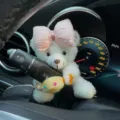 Bonito peluche de oso decoración limpiaparabrisas de coche muñeca accesorio interior - Oso Blanco con Lazo de Letra Rosa y Caramelo