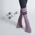 Calzini da yoga professionali a cinque dita con punti antiscivolo e righe nere eleganti. - Taglia unica / Viola