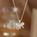Nahaufnahme einer funkelnden Schleife-Halskette mit klarem Zirkonia-Stein - Schleife Stil (9416)