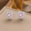 Nahaufnahme eleganter rosa Herz-Ohrstecker mit funkelnden Mikropavé-Zirkonia - Nur Ohrringe (7006) / Rosa Herz (Silber)