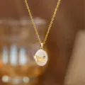 Vista detallada de un relicario de mariposa dorado estilo vintage con esmalte blanco - Collar Guardapelo Ovalado Mariposa Blanca (9351) / Dorado (Mariposa Blanca)