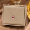 Nahaufnahme einer roten Herz-Zirkon-Halskette mit Pavé-Fassung auf beige Schmuckschatulle - Nur Halskette (7001) / Rotes Herz (Silber)