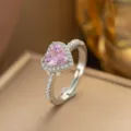Detaillierte Makroaufnahme eines pinken Herz-Zirkonia-Rings mit Mikro-Pavé-Steinen - Nur Ring (F1273) / Einstellbar Offen / Rosa Herz (Silber)